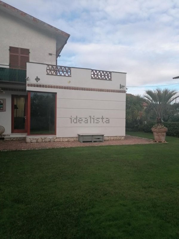 casa indipendente in vendita a Luni
