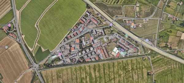 locale commerciale in vendita a Luni