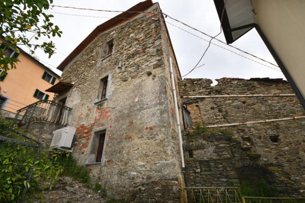 casa indipendente in vendita a Luni