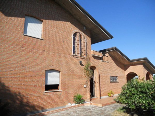 casa indipendente in vendita a Luni