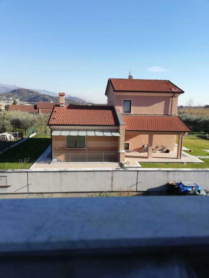 casa indipendente in vendita a Luni