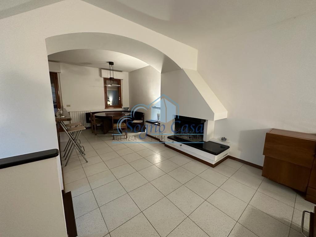 casa indipendente in vendita a Luni