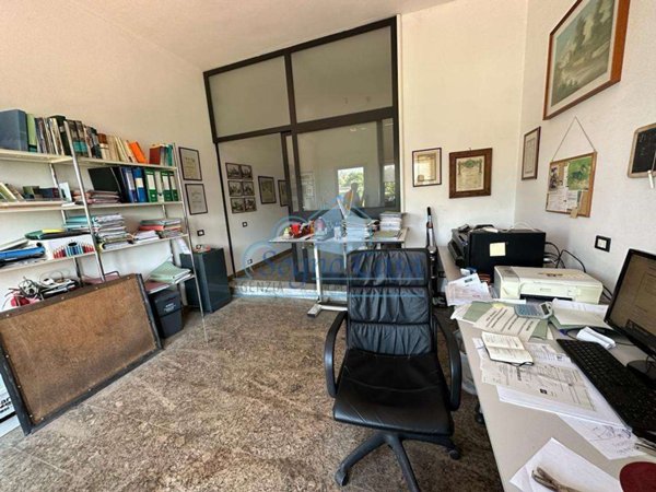 locale commerciale in vendita a Luni