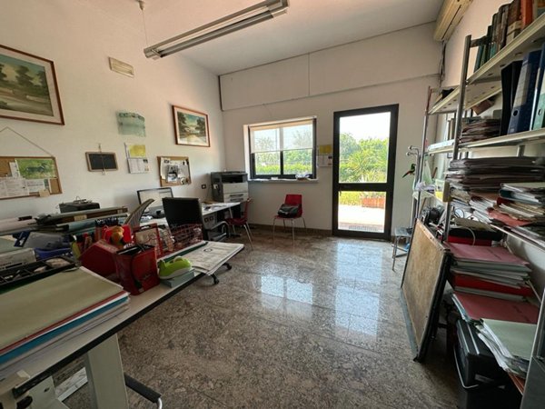 locale commerciale in vendita a Luni