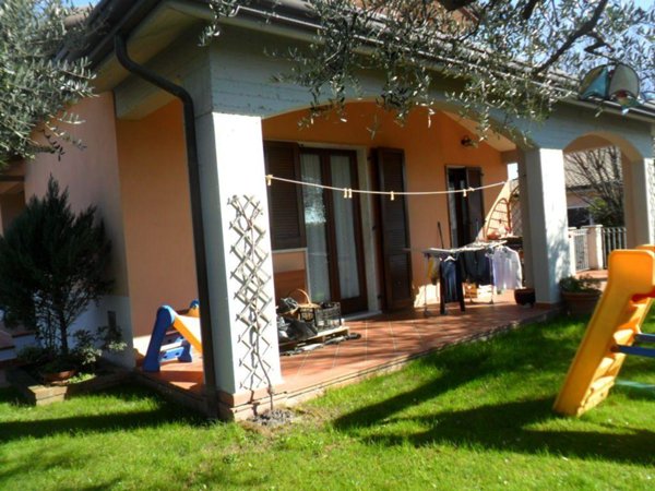 esavano in vendita a Luni in zona Isola