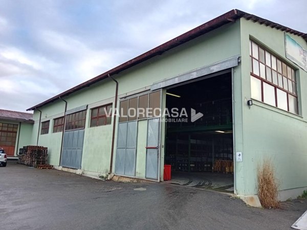 locale commerciale in vendita a Luni