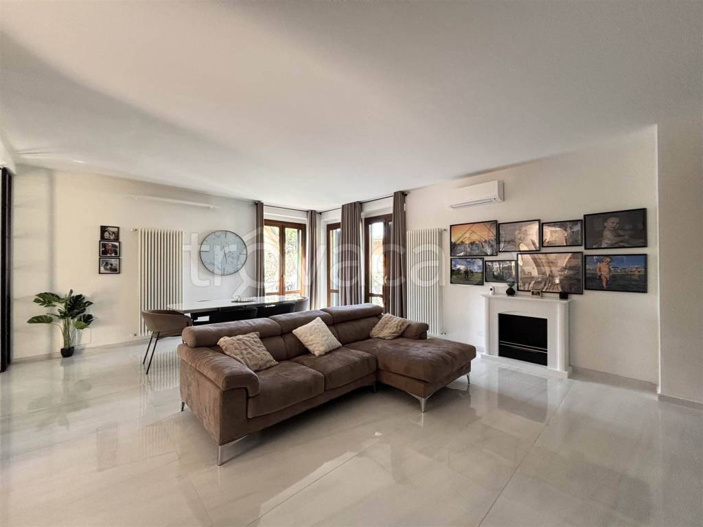 casa indipendente in vendita a Luni in zona Isola