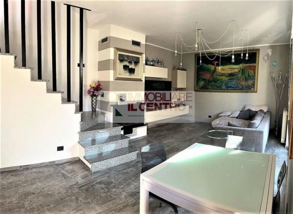 casa indipendente in vendita a Luni