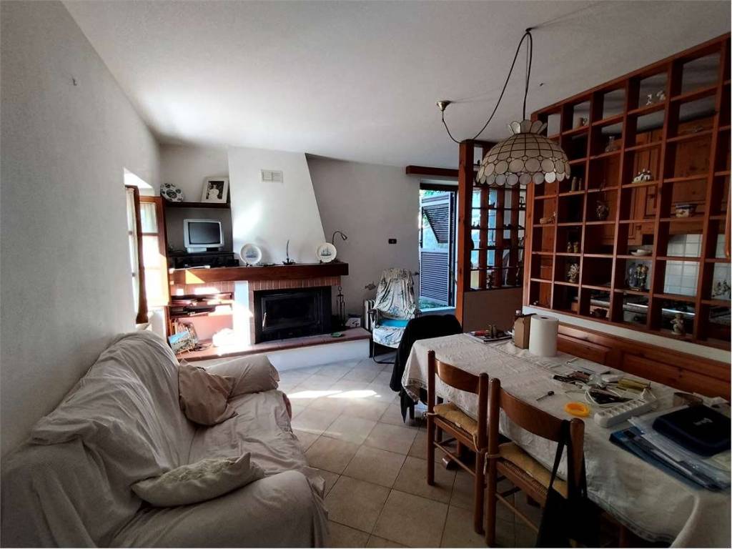 casa indipendente in vendita a Luni in zona Casano