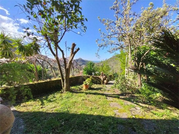 casa indipendente in vendita a Luni