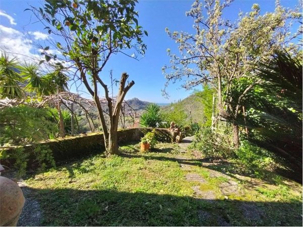 casa indipendente in vendita a Luni