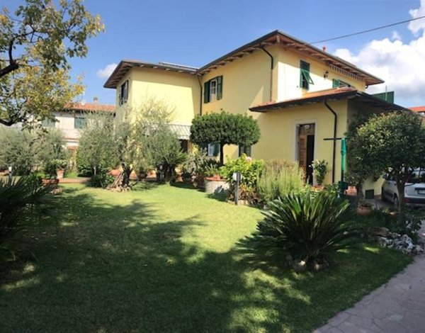 casa indipendente in vendita a Luni in zona Dogana