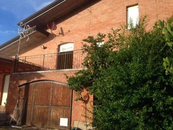 casa indipendente in vendita a Luni