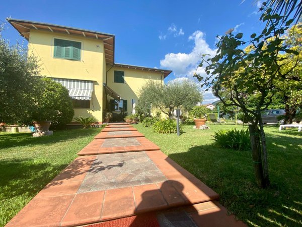 casa indipendente in vendita a Luni