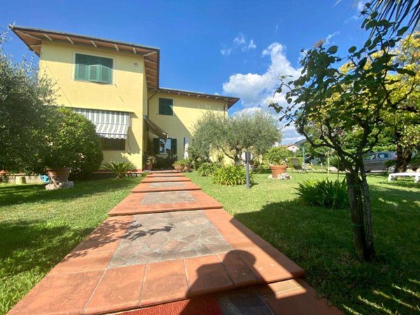 casa indipendente in vendita a Luni