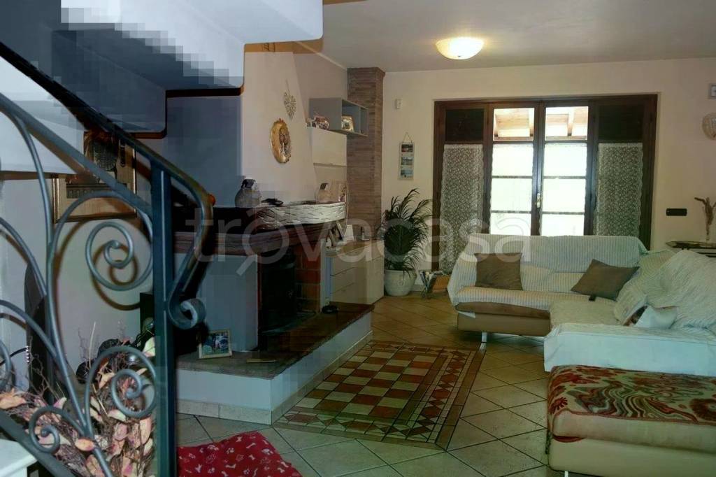 casa indipendente in vendita a Luni