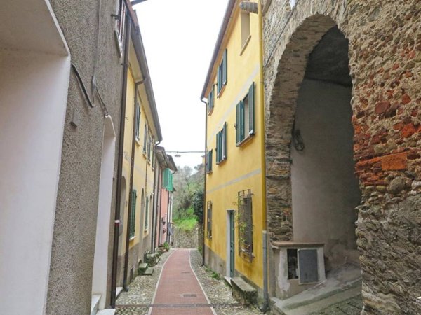 casa indipendente in vendita a Luni in zona Dogana