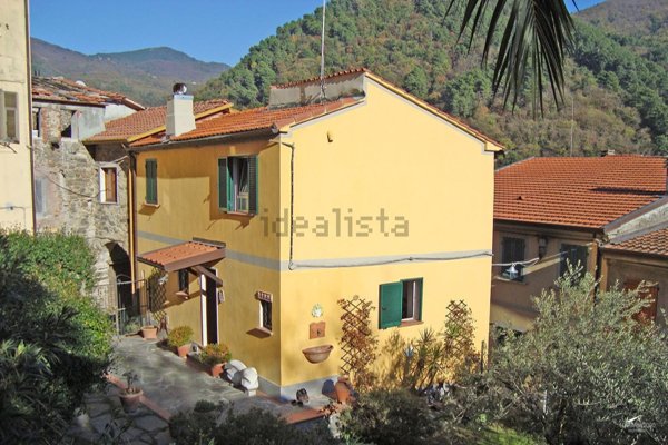 casa indipendente in vendita a Luni
