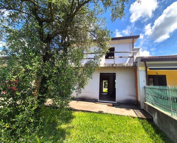 casa indipendente in vendita a Luni in zona Casano