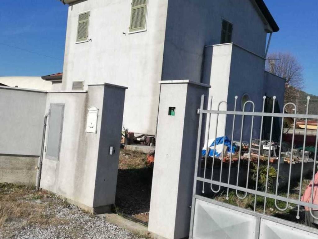 casa indipendente in vendita a Luni