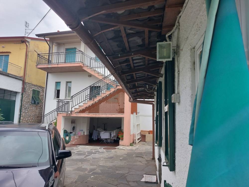 casa indipendente in vendita a Luni