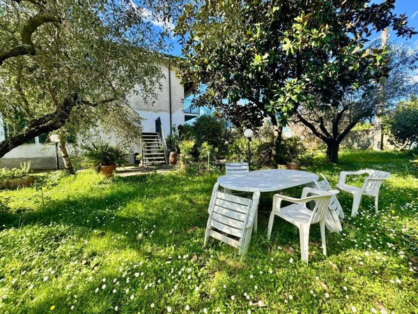 casa indipendente in vendita a Luni in zona Dogana
