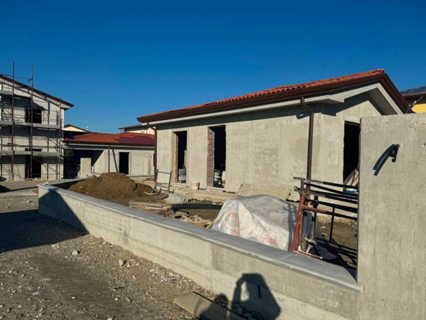 casa indipendente in vendita a Luni in zona Isola