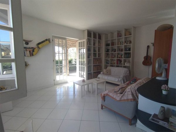 casa indipendente in vendita a Luni in zona Dogana