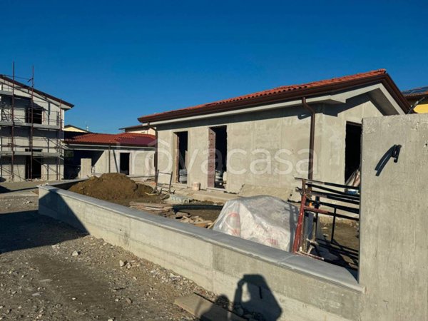 casa indipendente in vendita a Luni in zona Isola