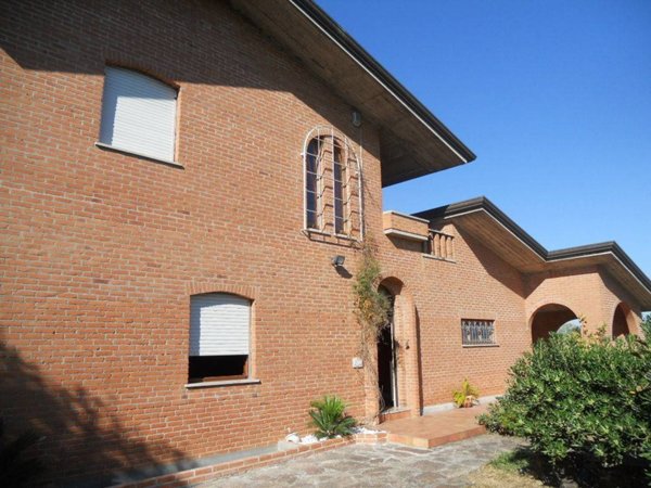 casa indipendente in vendita a Luni