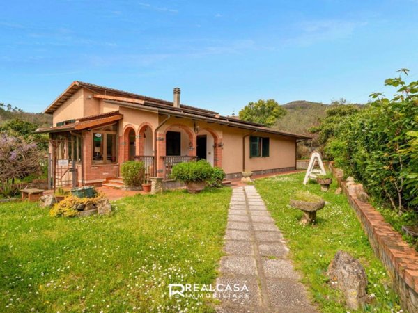 casa indipendente in vendita a Luni in zona Isola