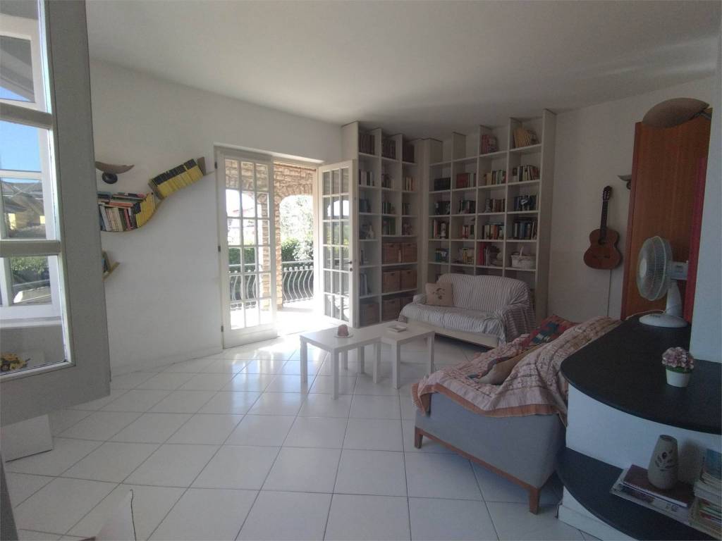 casa indipendente in vendita a Luni in zona Dogana