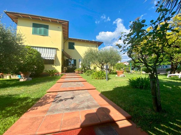 casa indipendente in vendita a Luni in zona Isola