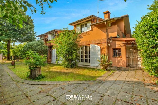 casa indipendente in vendita a Luni