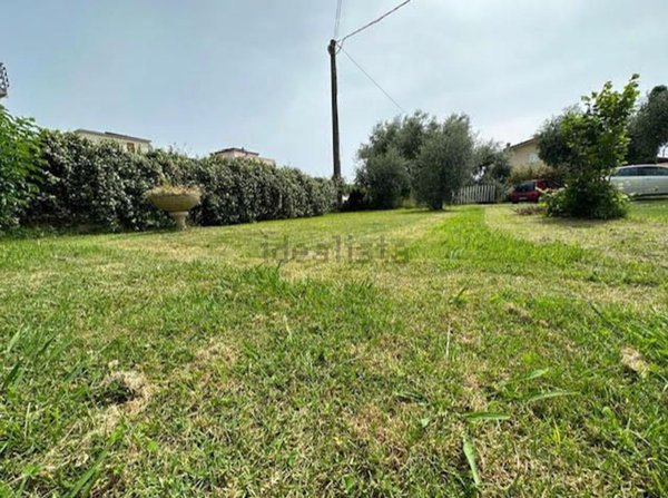 casa indipendente in vendita a Luni