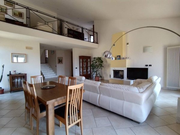 casa indipendente in vendita a Luni