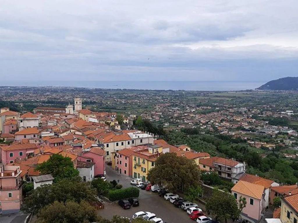 appartamento in vendita a Luni in zona Nicola