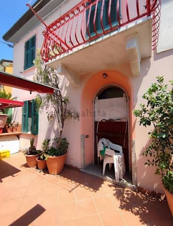appartamento in vendita a Luni in zona Isola