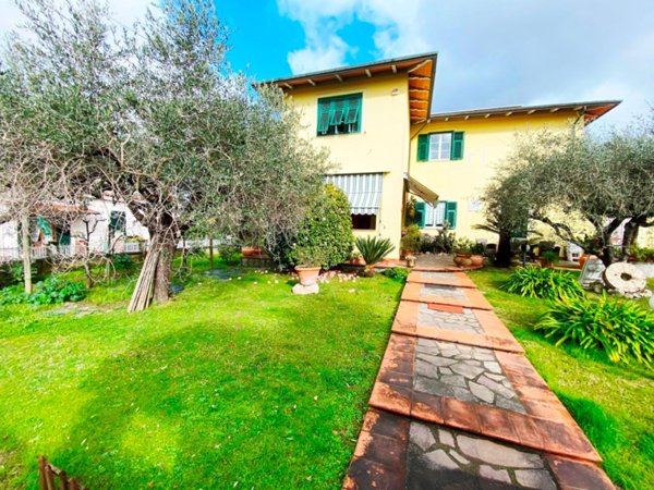 casa indipendente in vendita a Luni