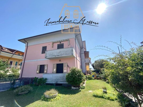 appartamento in vendita a Luni in zona Dogana