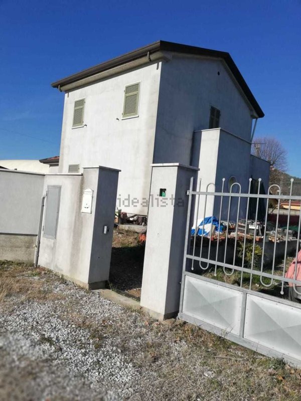 casa indipendente in vendita a Luni