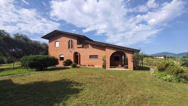 casa indipendente in vendita a Luni