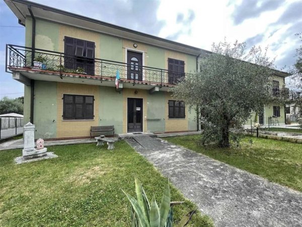 appartamento in vendita a Luni in zona Isola