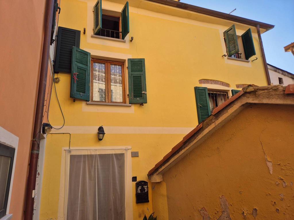 casa indipendente in vendita a Luni