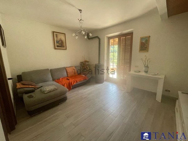 casa indipendente in vendita a Luni