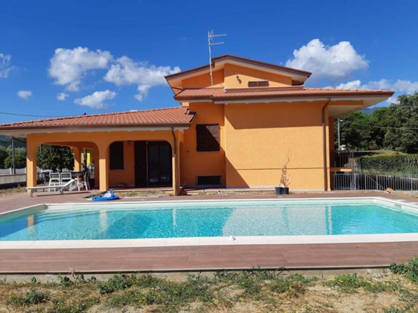 casa indipendente in vendita a Luni in zona Isola