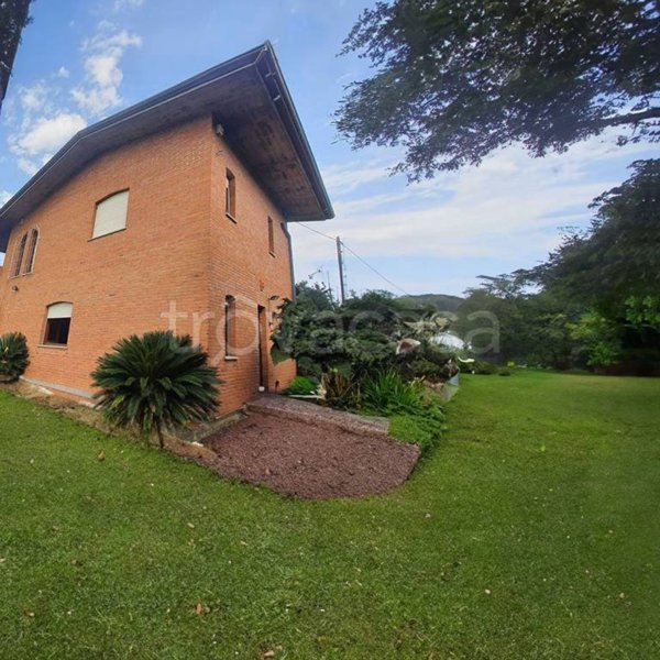casa indipendente in vendita a Luni