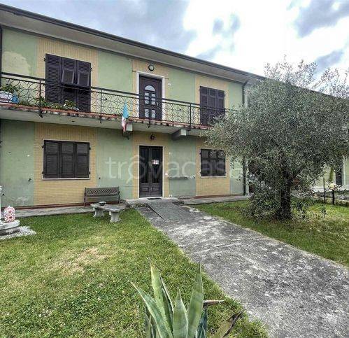 appartamento in vendita a Luni in zona Isola