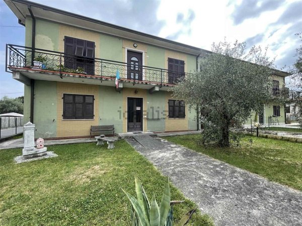 appartamento in vendita a Luni in zona Isola