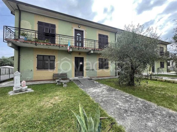 appartamento in vendita a Luni in zona Isola